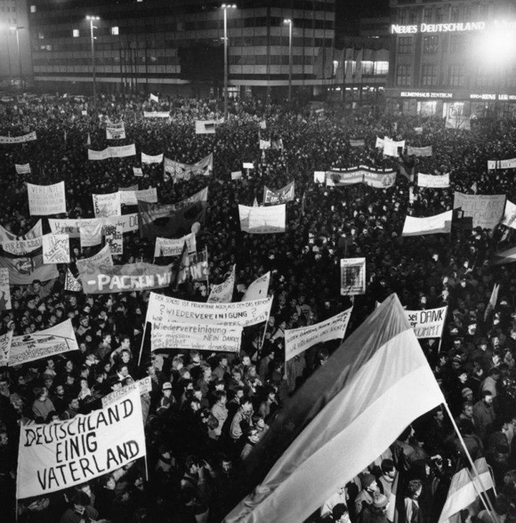 Pro und contra Wiedervereinigung – Demonstration auf dem Leipziger Augustusplatz (11. Dezember 1989)